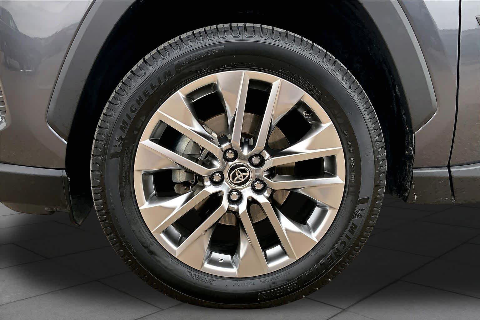 Used 2020 Magnetic Gray Metallic Toyota XLE Premium image 11