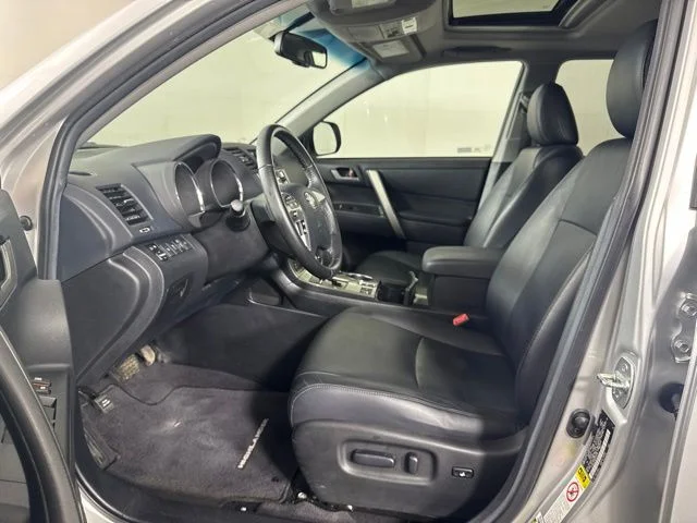 Used 2013 Classic Silver Metallic Toyota SE image 11