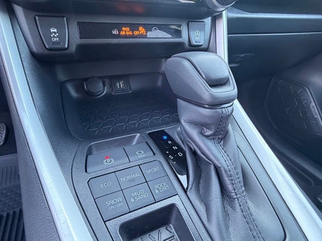 Used 2025 Ice Toyota XLE image 29