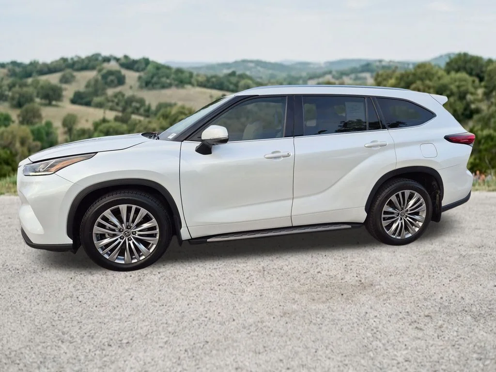 Used 2022  Toyota Platinum image 4