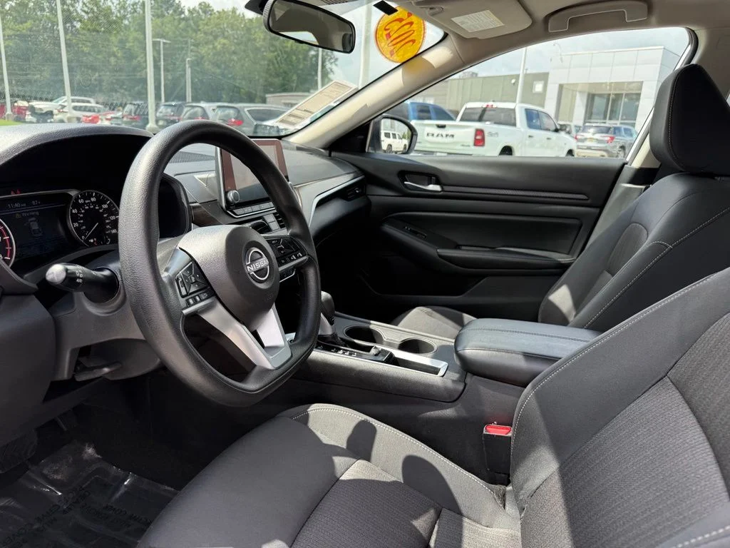 Used 2025 White Nissan 2.5 SV image 4