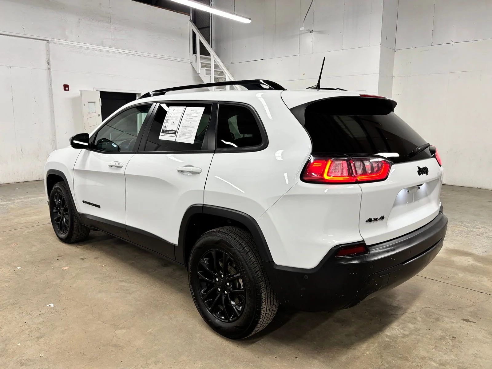 Used 2023 White Jeep Altitude image 5