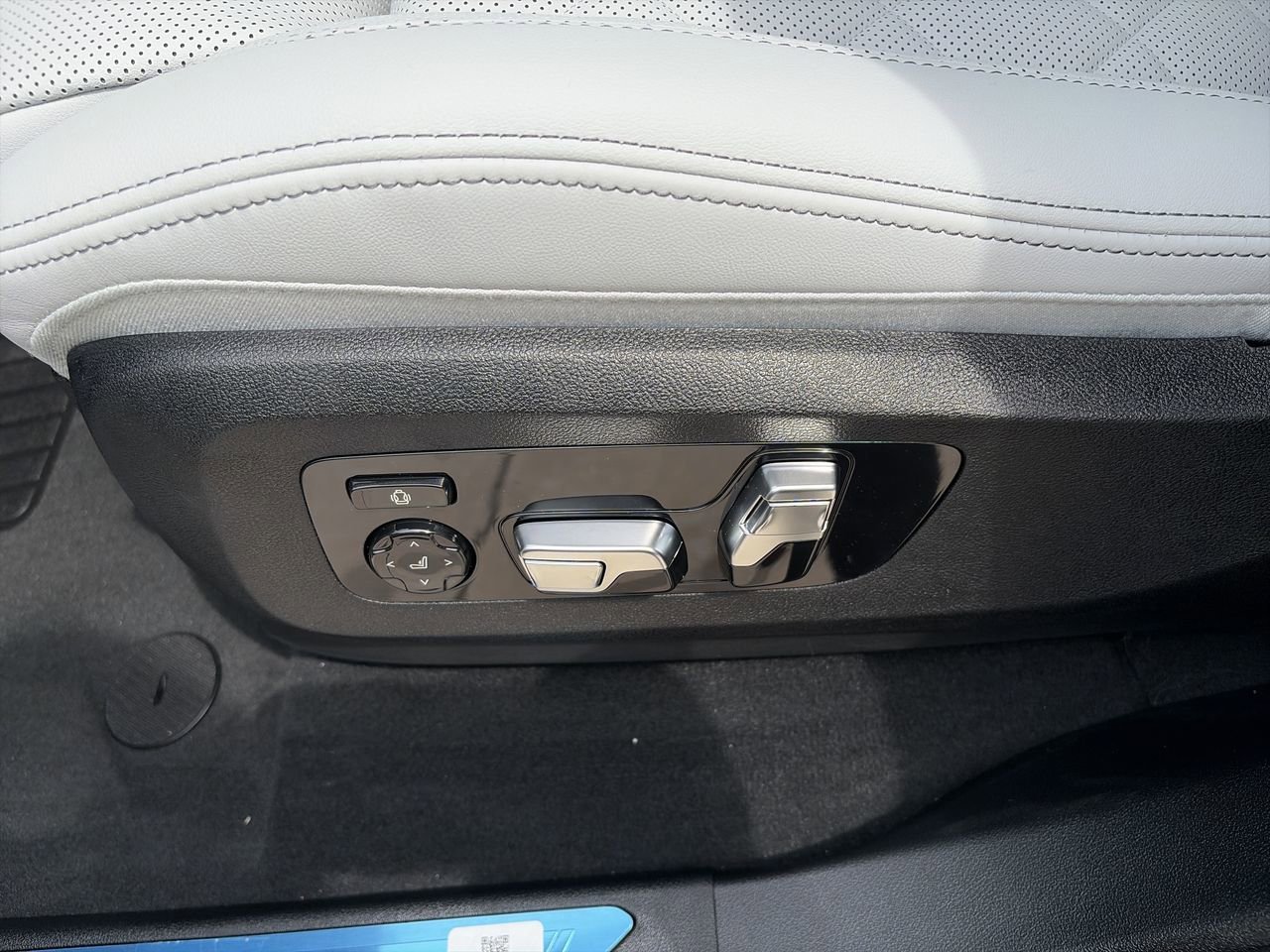 New 2026 Alpine White BMW xDrive40i image 15