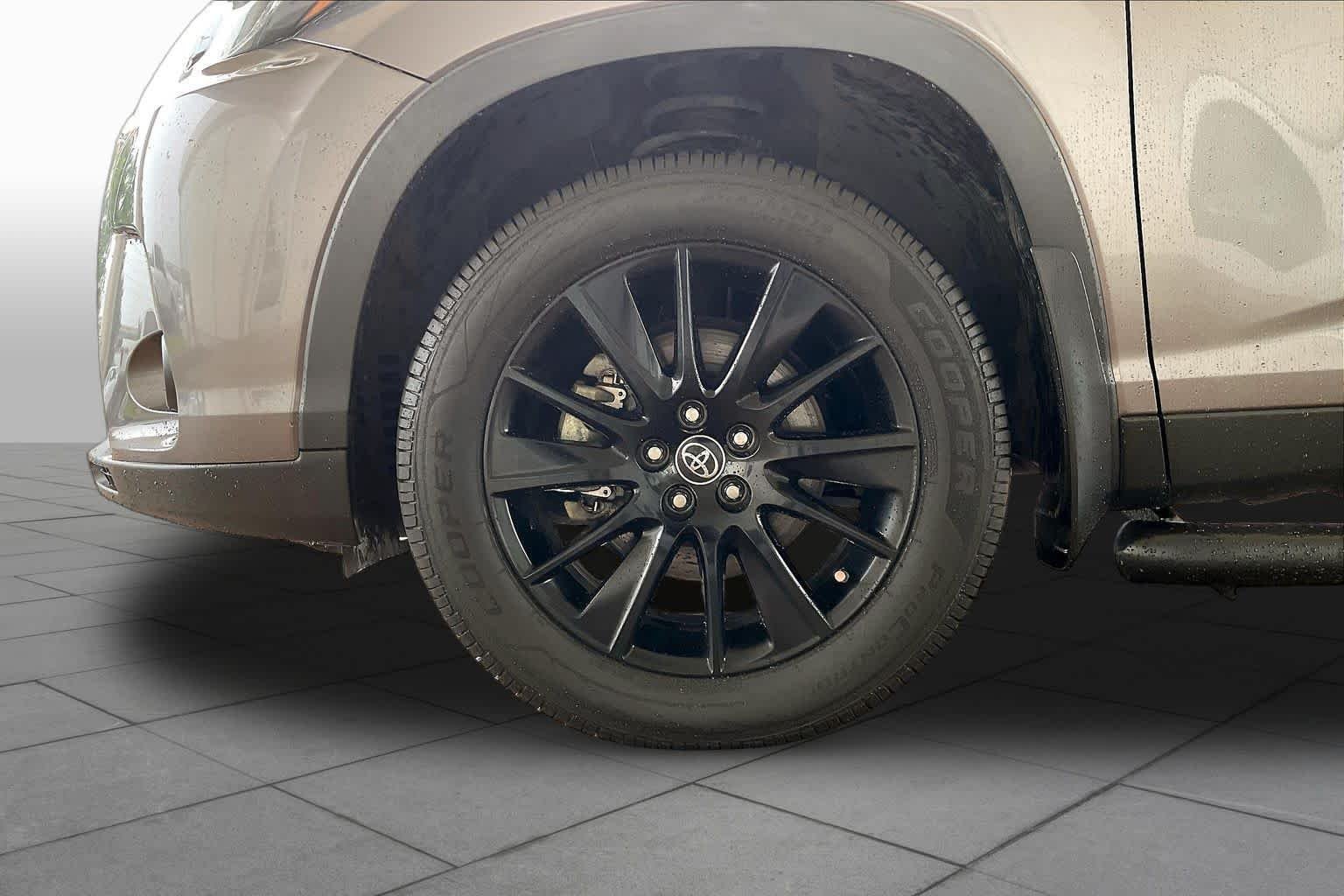 Used 2019 Predawn Gray Mica Toyota SE image 9