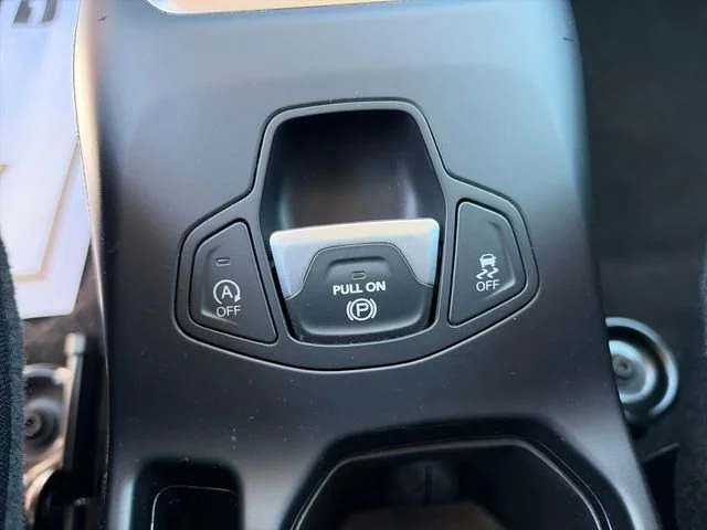 Used 2023  Jeep Latitude image 26