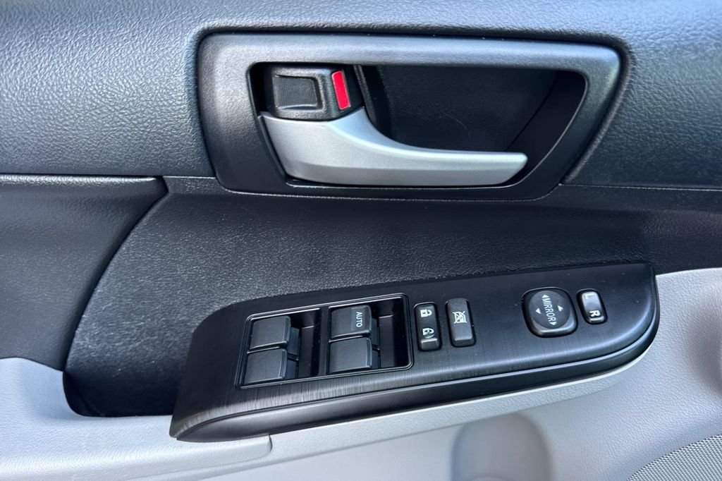 Used 2014 Silver Toyota LE image 13