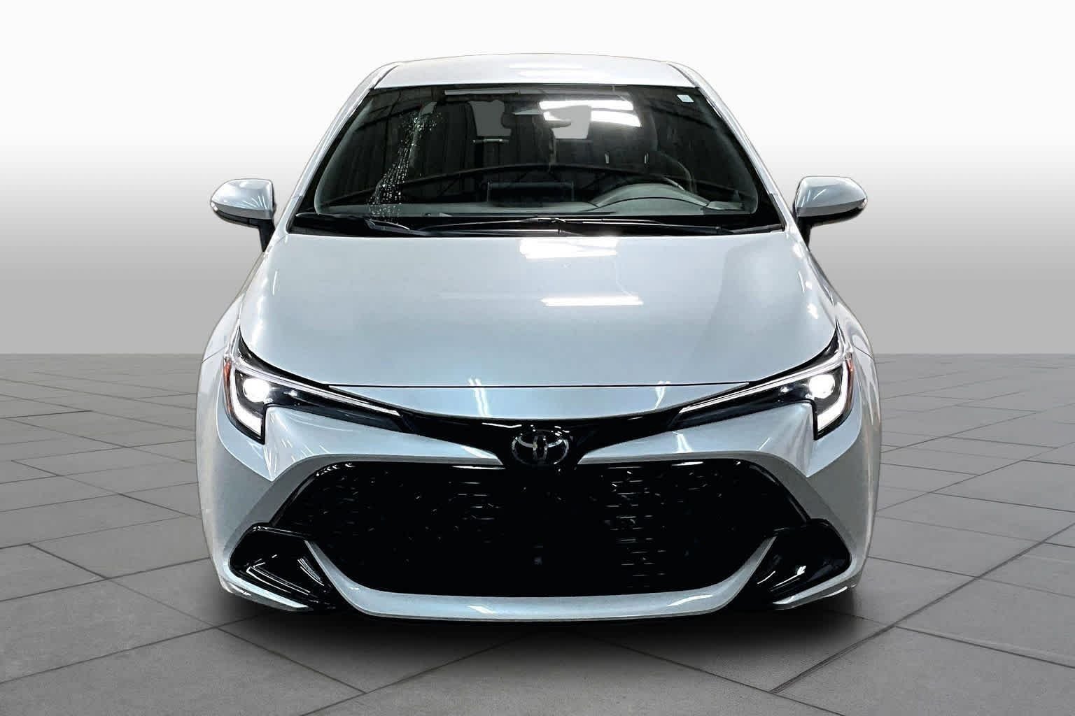 Used 2025 Wind Chill Pearl Toyota SE image 4