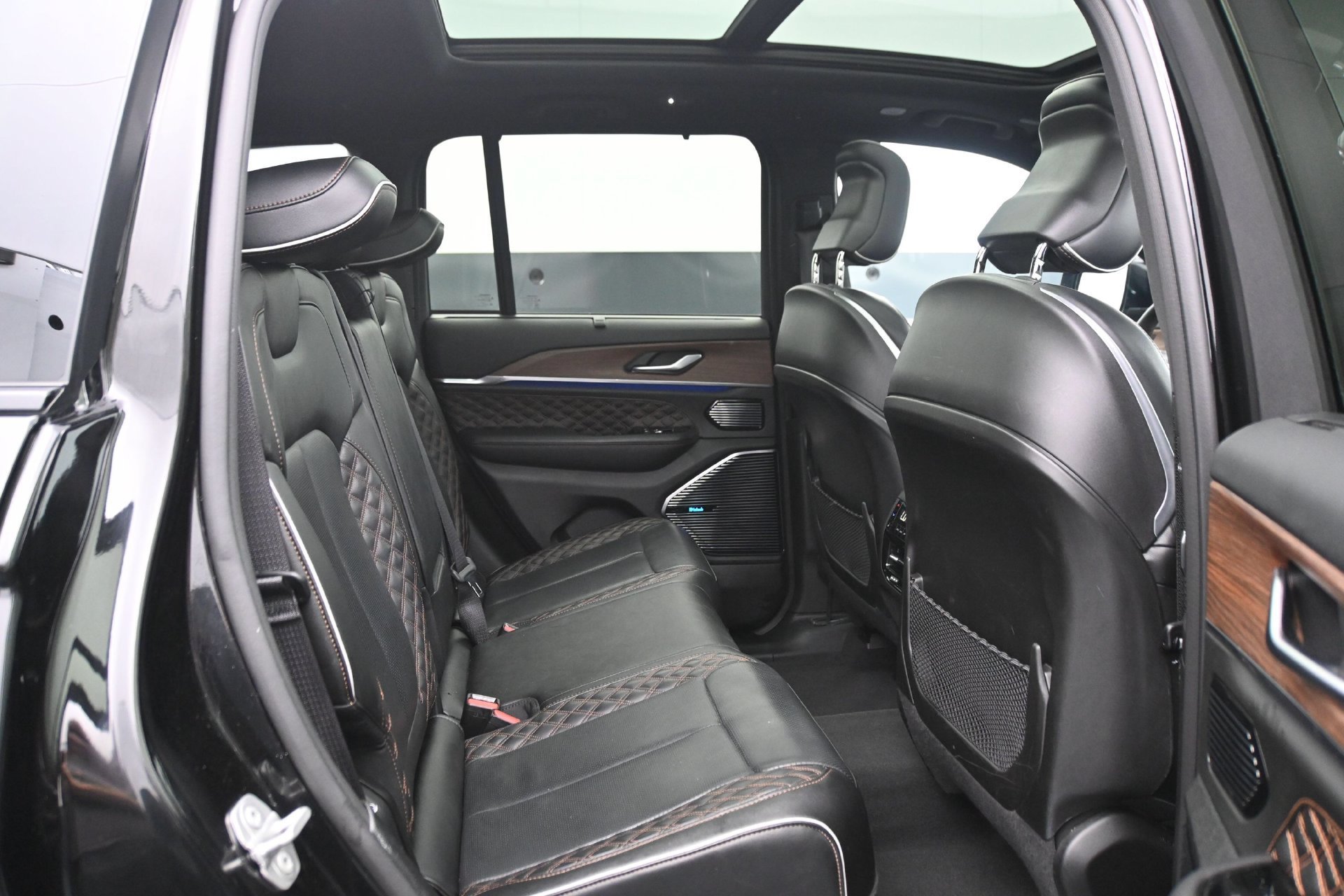 Used 2023 Diamond Black Crystal Pearlcoat Jeep Summit image 14