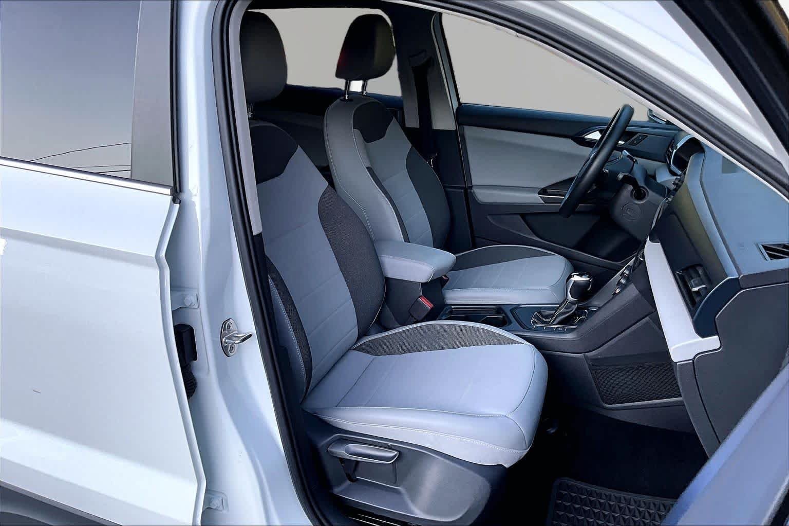 Used 2022 Pure White Volkswagen SE image 9