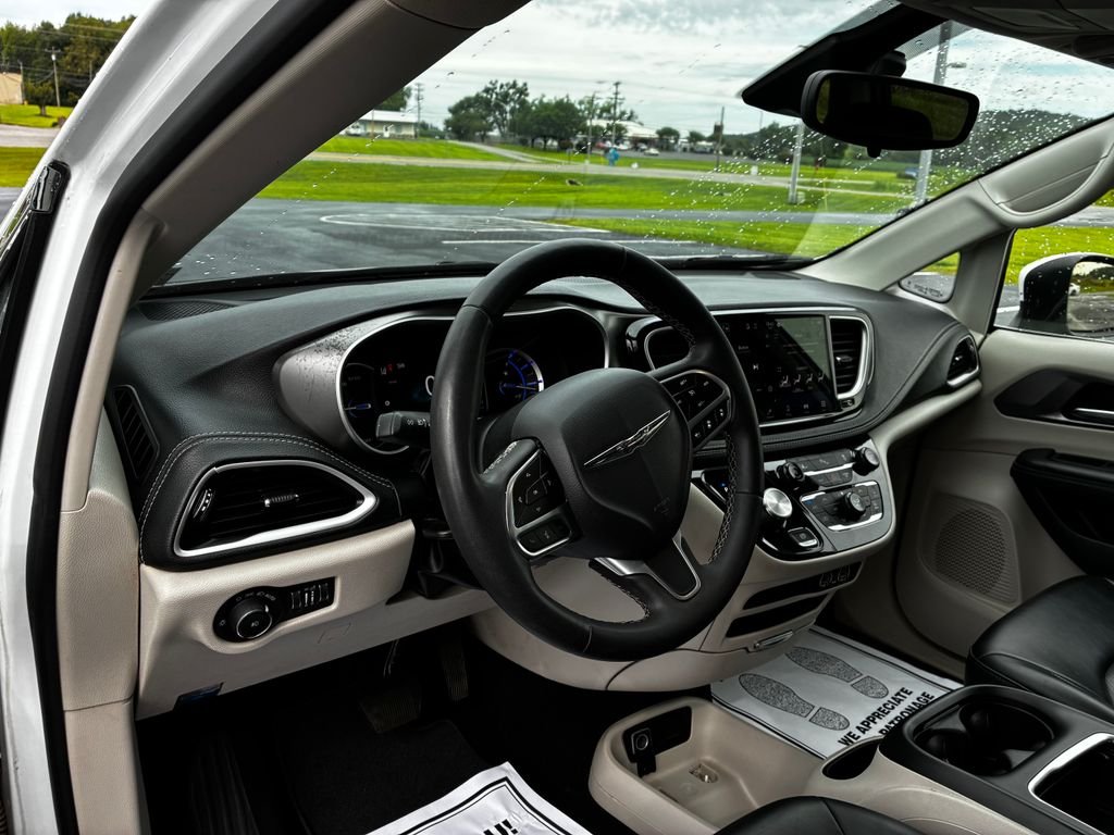 Used 2023 White Chrysler Touring L image 11