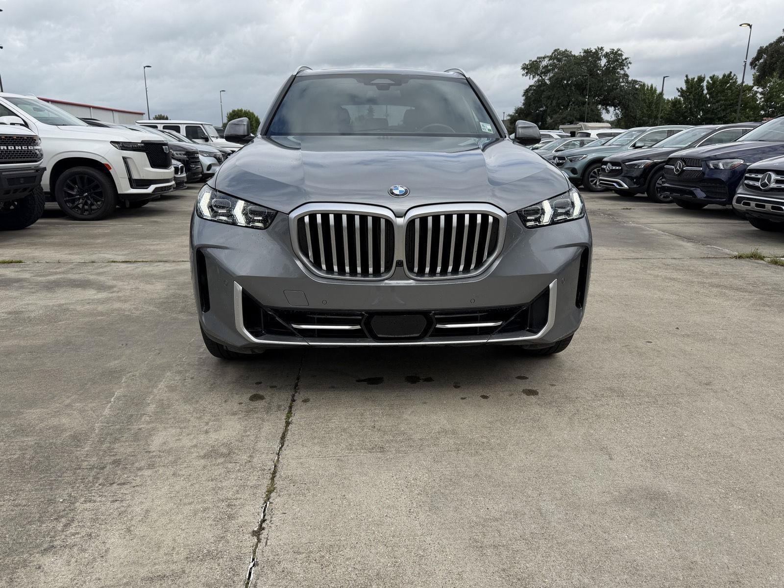 Used 2025 Skyscraper Grey Metallic BMW sDrive40i image 2