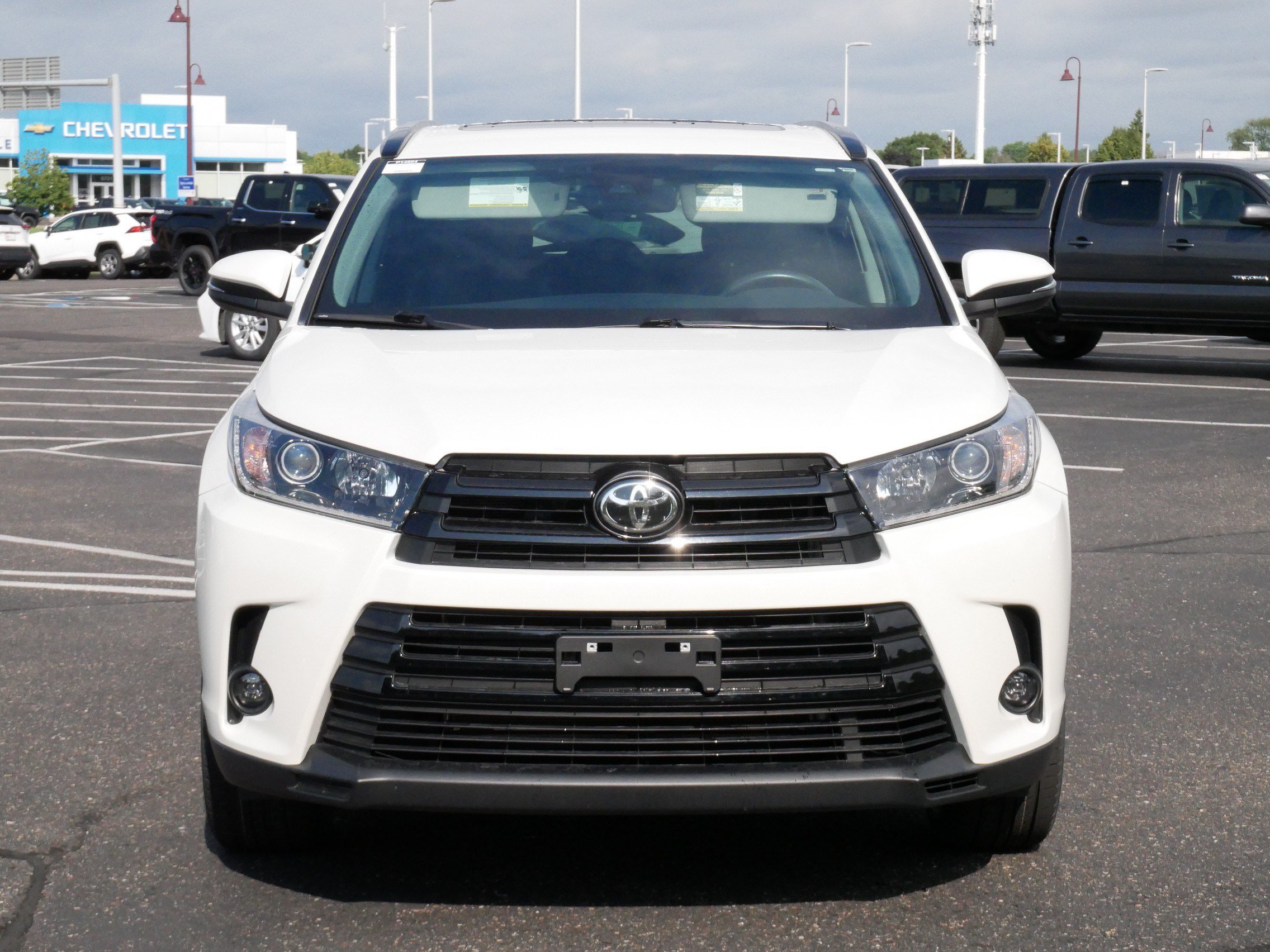 Used 2019 Toyota Highlander SE with VIN 5TDJZRFH3KS602693 for sale in Brooklyn Center, Minnesota