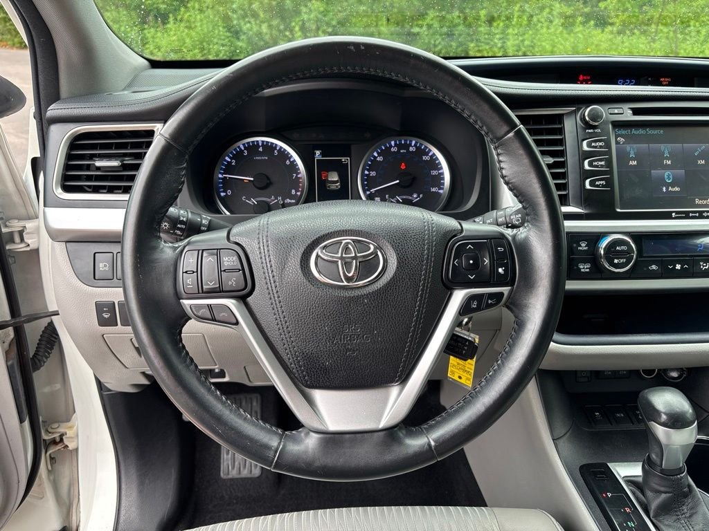 Used 2018 White Toyota LE image 25