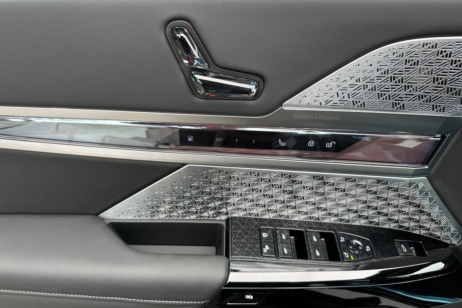 New 2026 Black Sapphire Metallic BMW 750e xDrive image 10