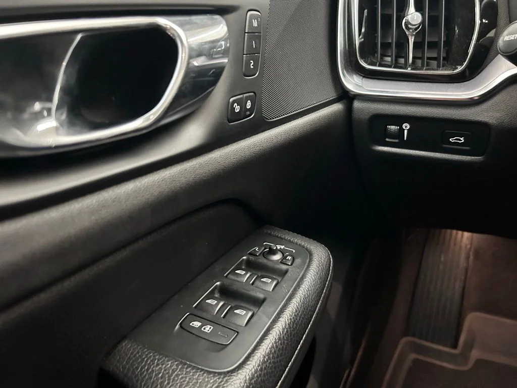Used 2020 Silver Volvo T5 image 19