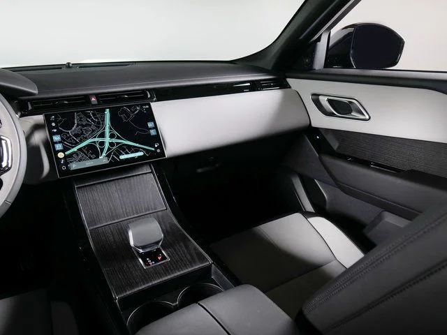 New 2026 Santorini Black Land Rover Dynamic SE image 16
