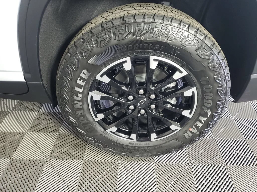 New 2026 Polar White Tricoat Chevrolet Z71 image 34