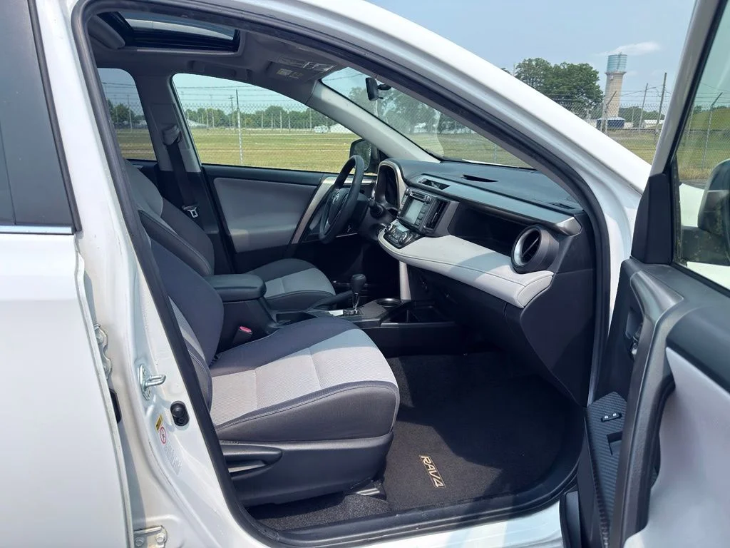 Used 2014 White Toyota XLE image 32