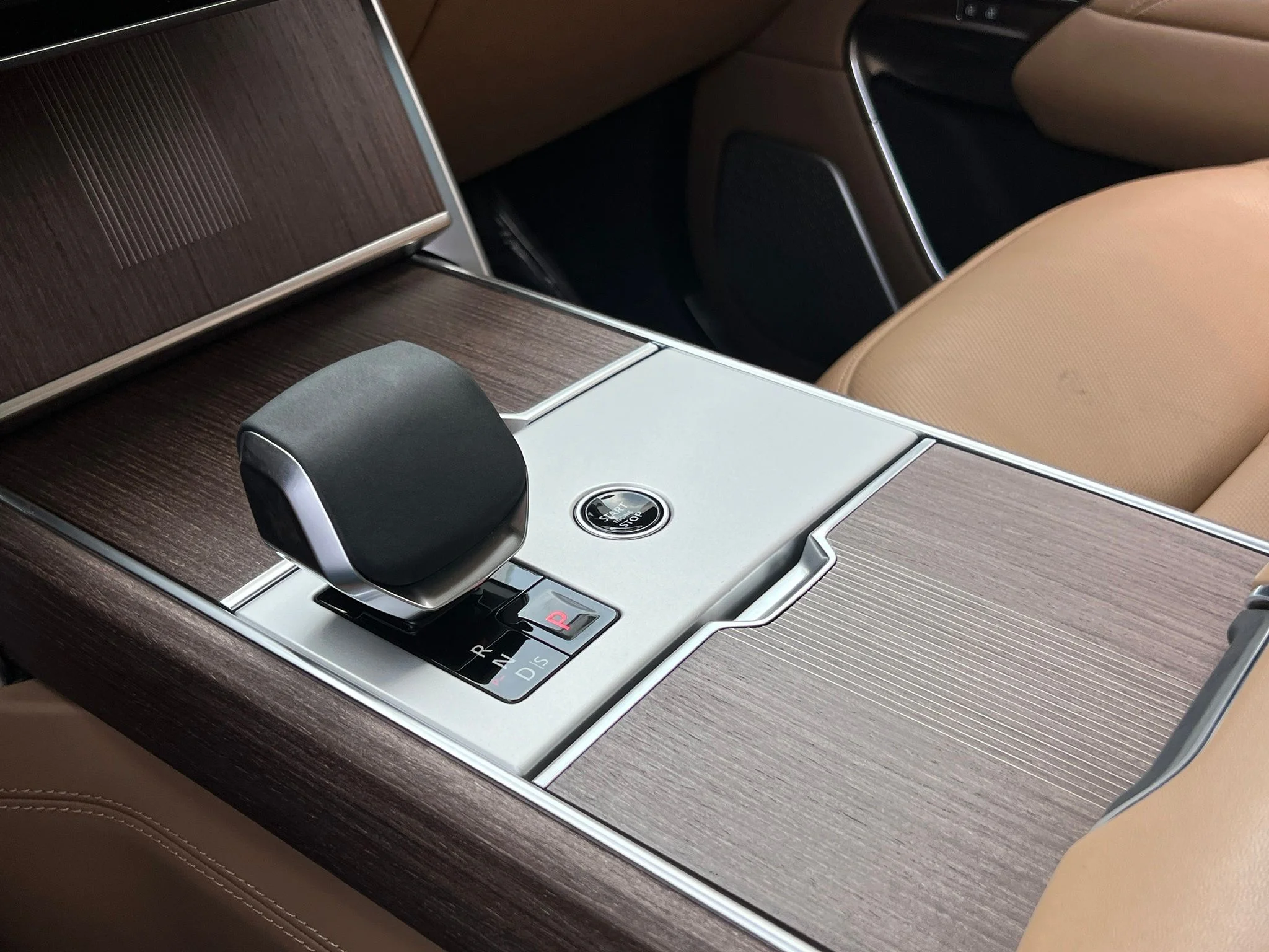 Used 2025  Land Rover Autobiography image 38