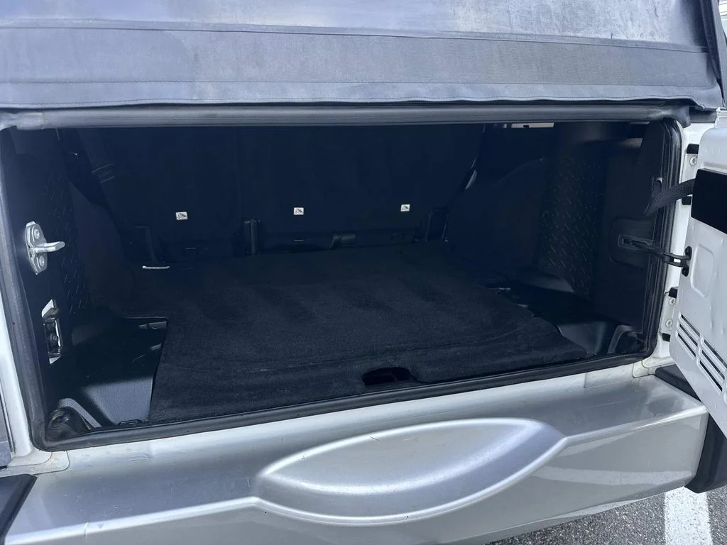 Used 2018 White Jeep Unlimited Sahara image 28