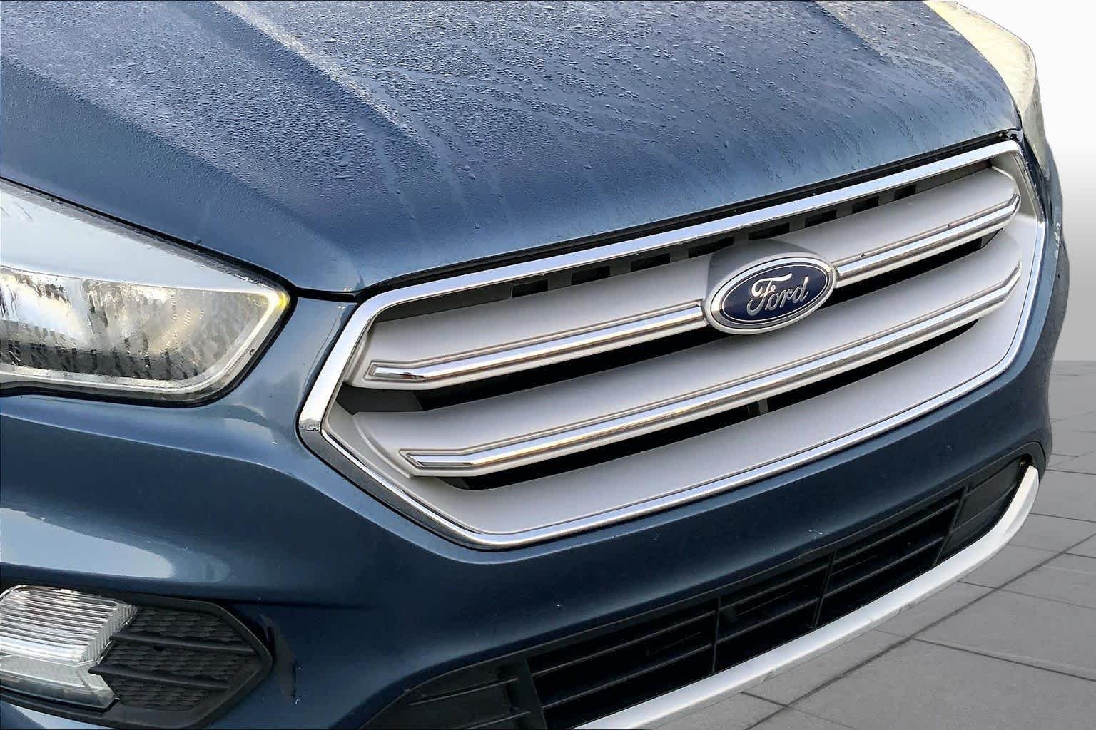 Used 2018 Blue Ford SE image 27
