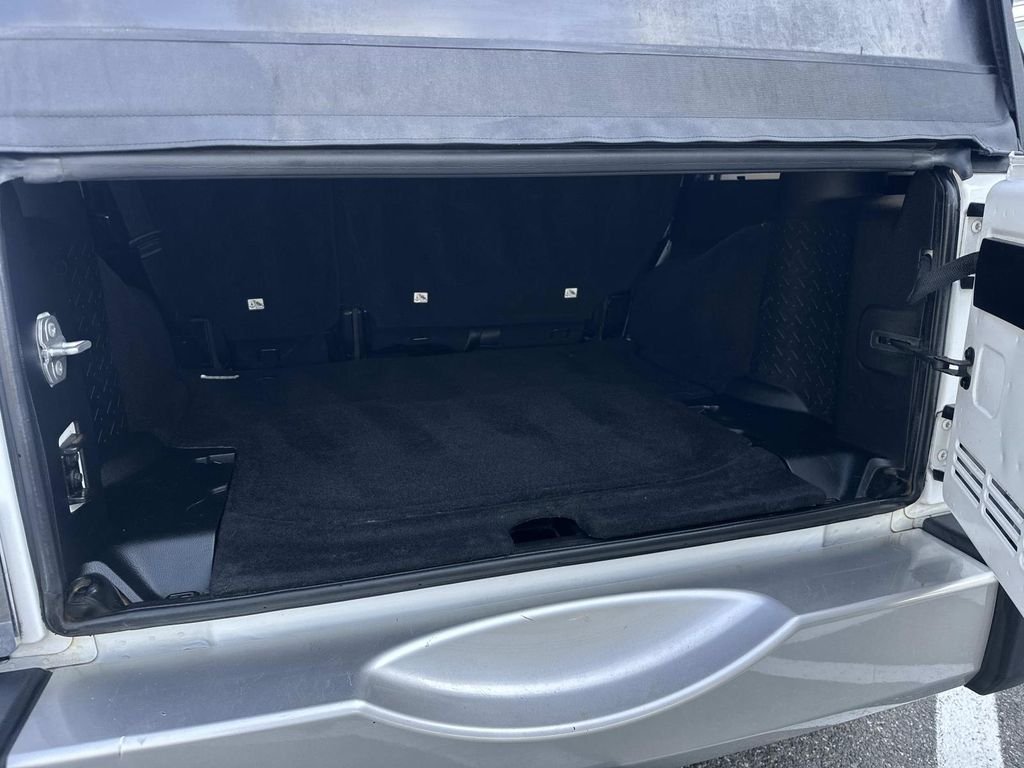 Used 2018 White Jeep Unlimited Sahara image 28