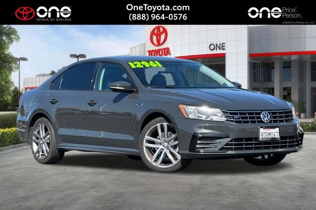 2018 Volkswagen Passat 2.0T R-Line Auto's photo
