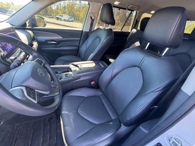 Used 2025 Pearl Toyota XLE image 16