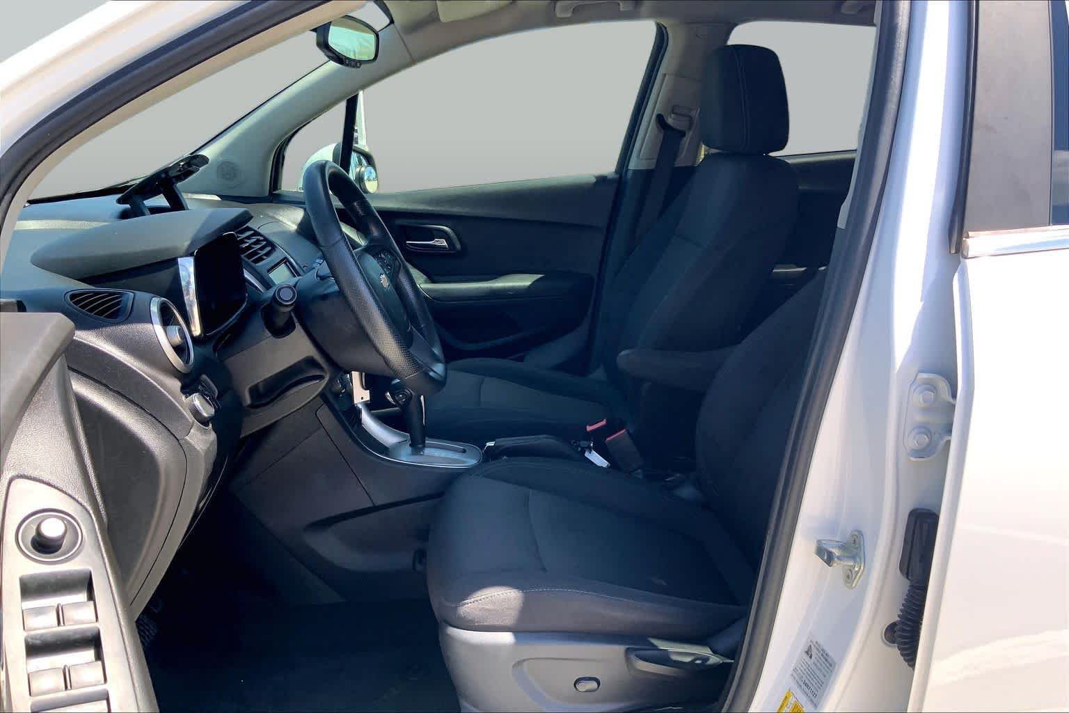 Used 2016 Summit White Chevrolet LT image 8