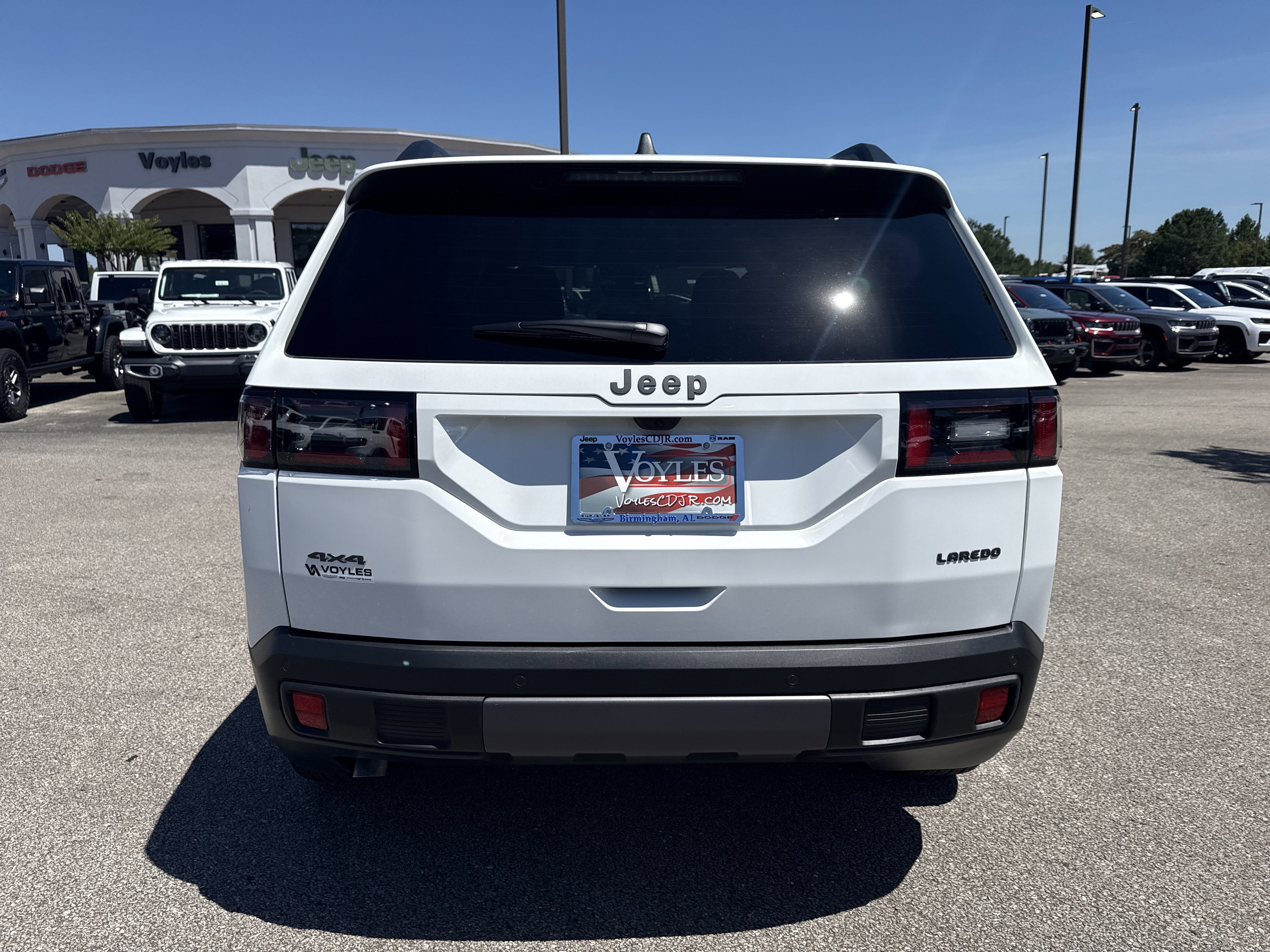 New 2026 Bright White Clear-Coat Exterior Paint Jeep Laredo image 6
