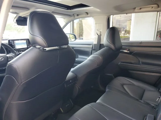 Used 2020  Toyota XLE image 35