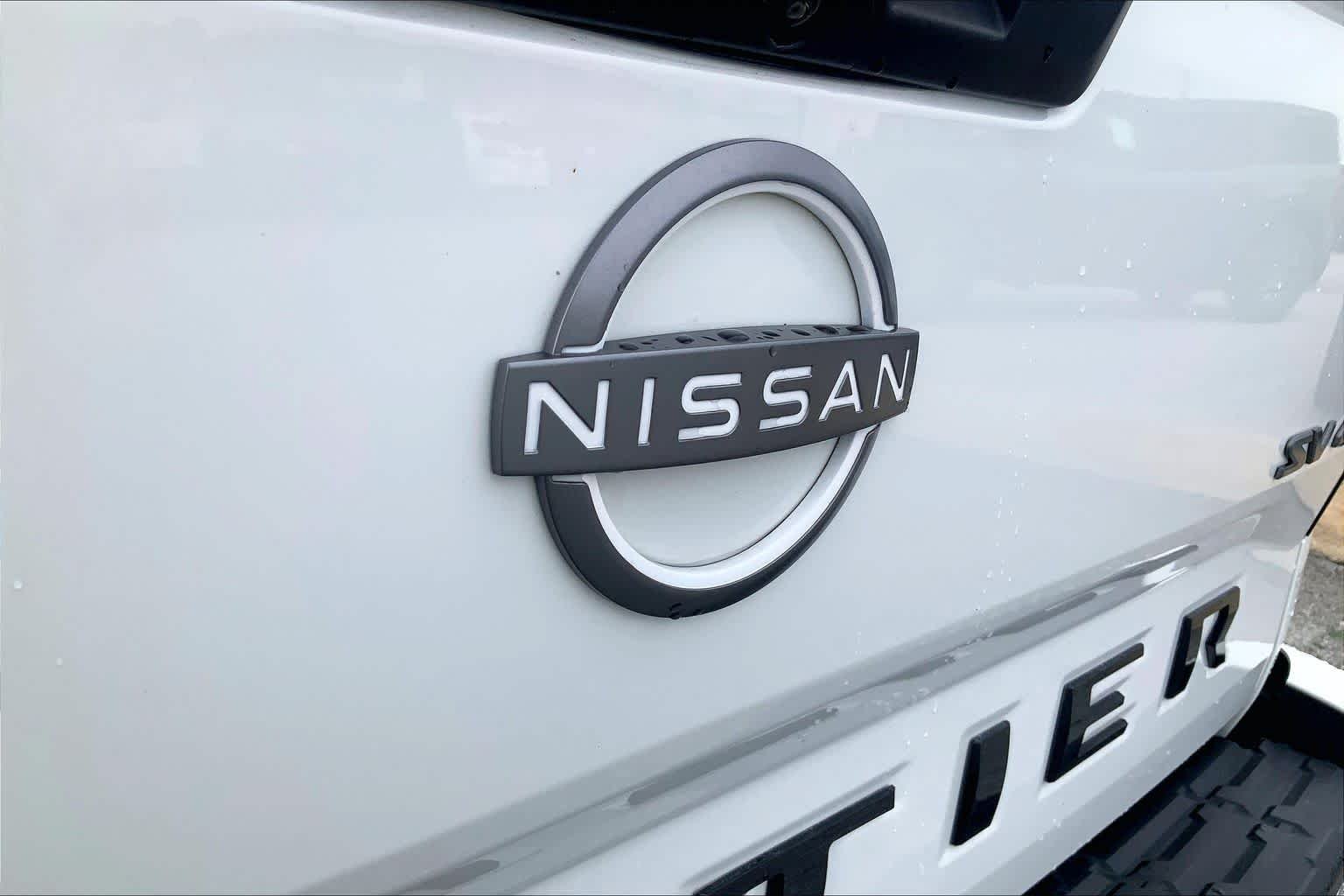 Used 2022 Glacier White Nissan SV image 30