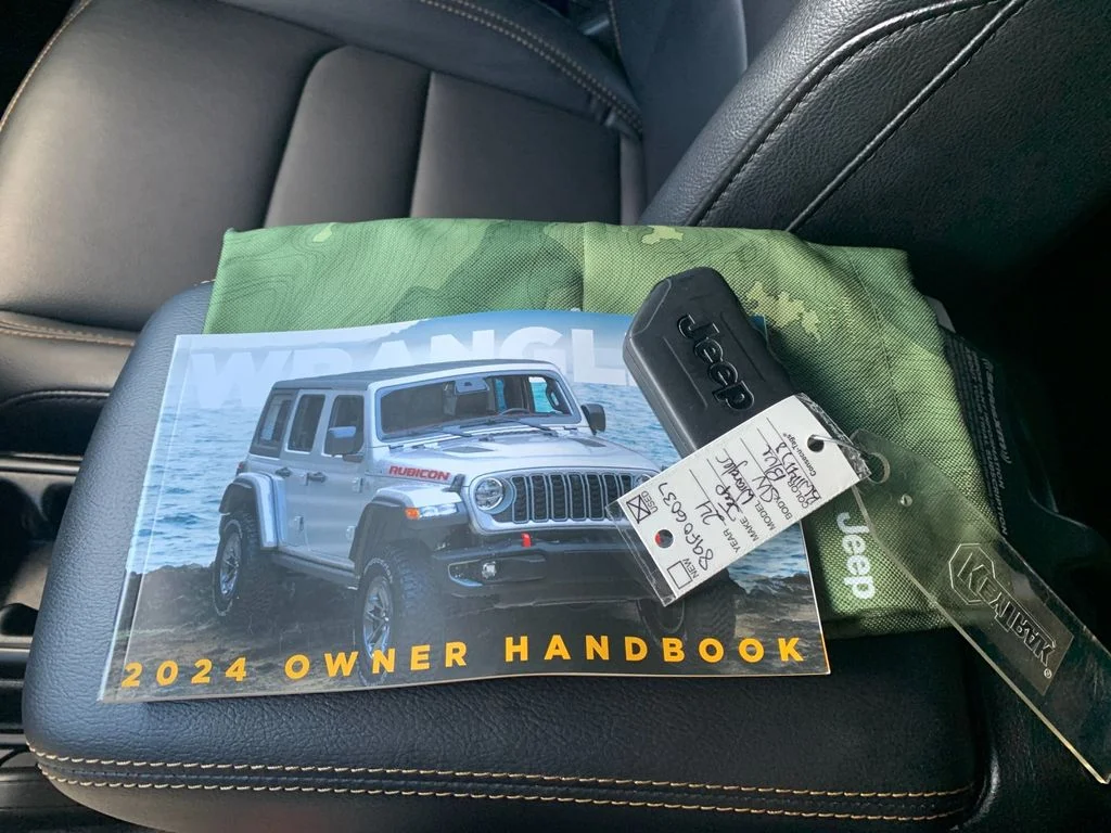 Used 2024 Blue Jeep Sahara image 9
