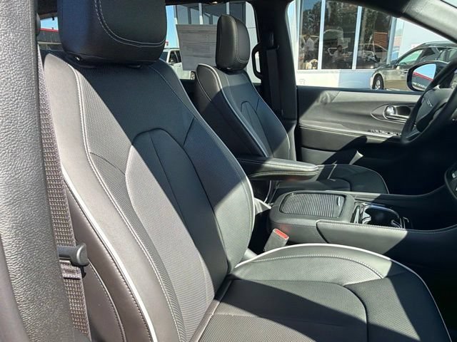 New 2027 Olive Green Pearl-Coat Exterior Paint Chrysler Limited image 10