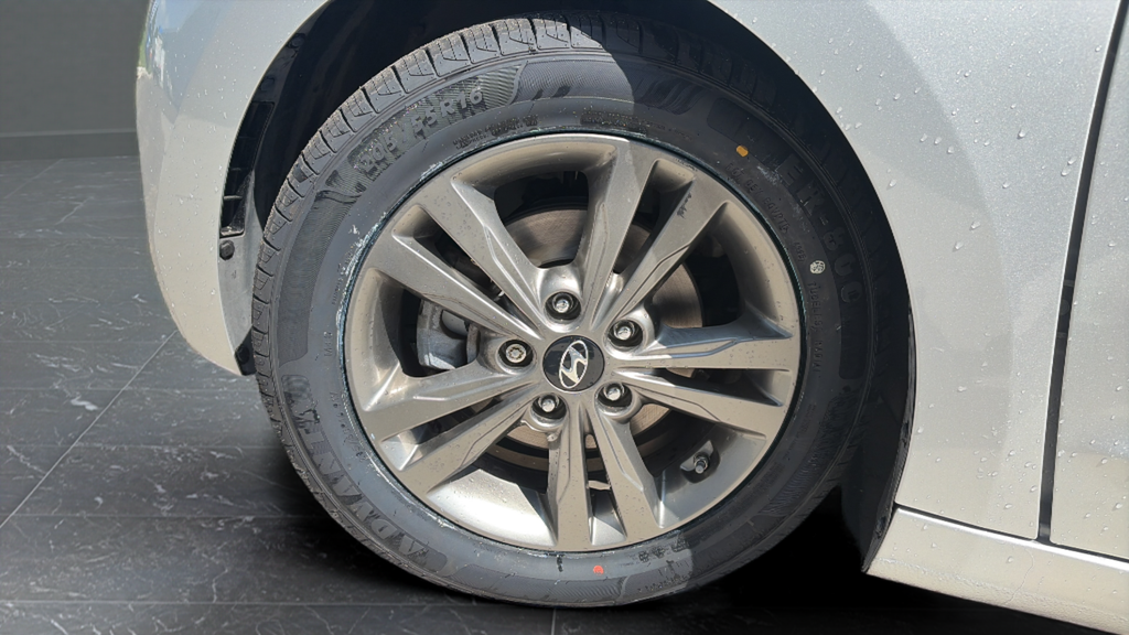 Used 2018 Silver Hyundai SEL image 27