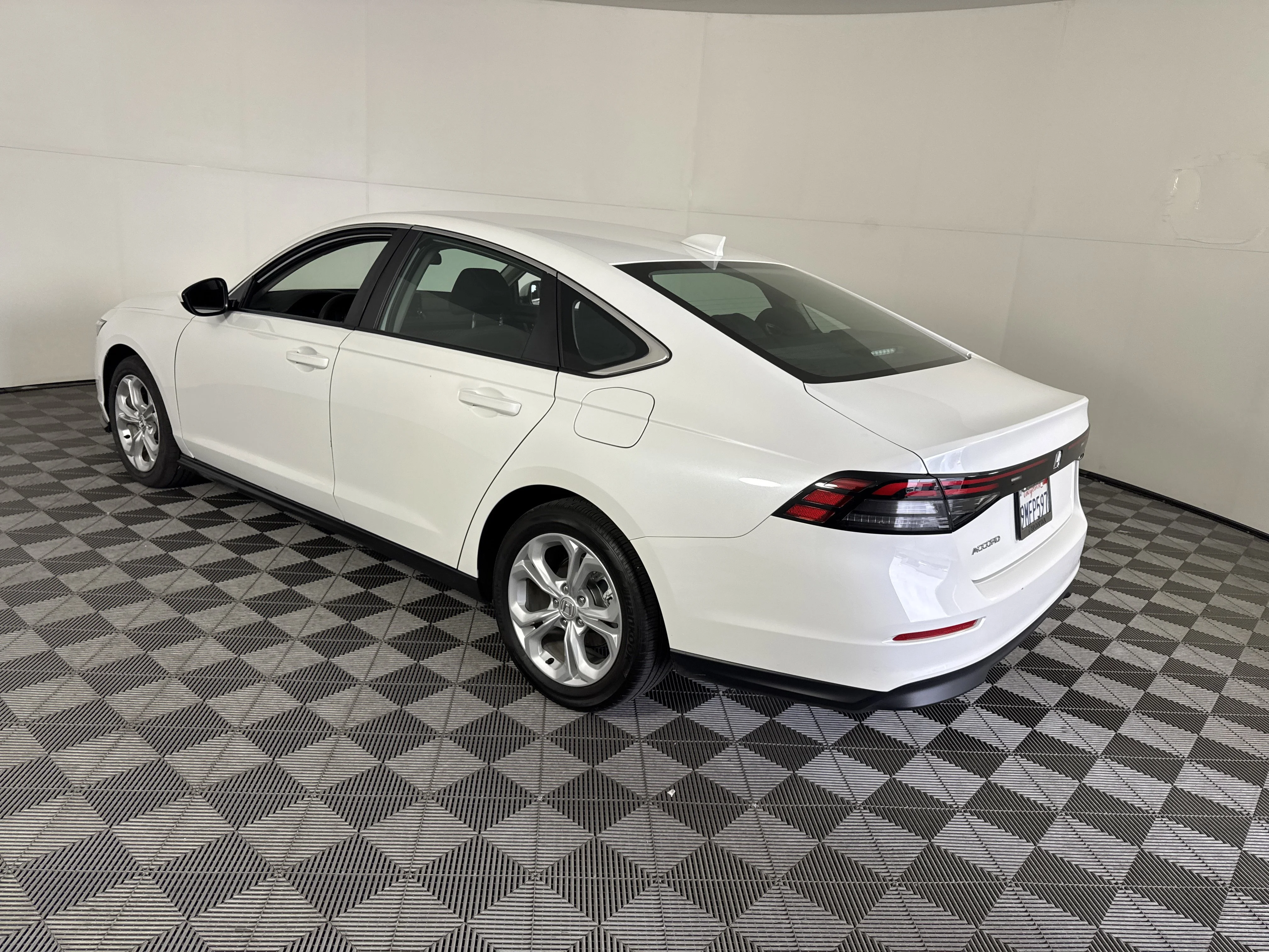 Used 2024 Platinum White Pearl Honda LX image 6