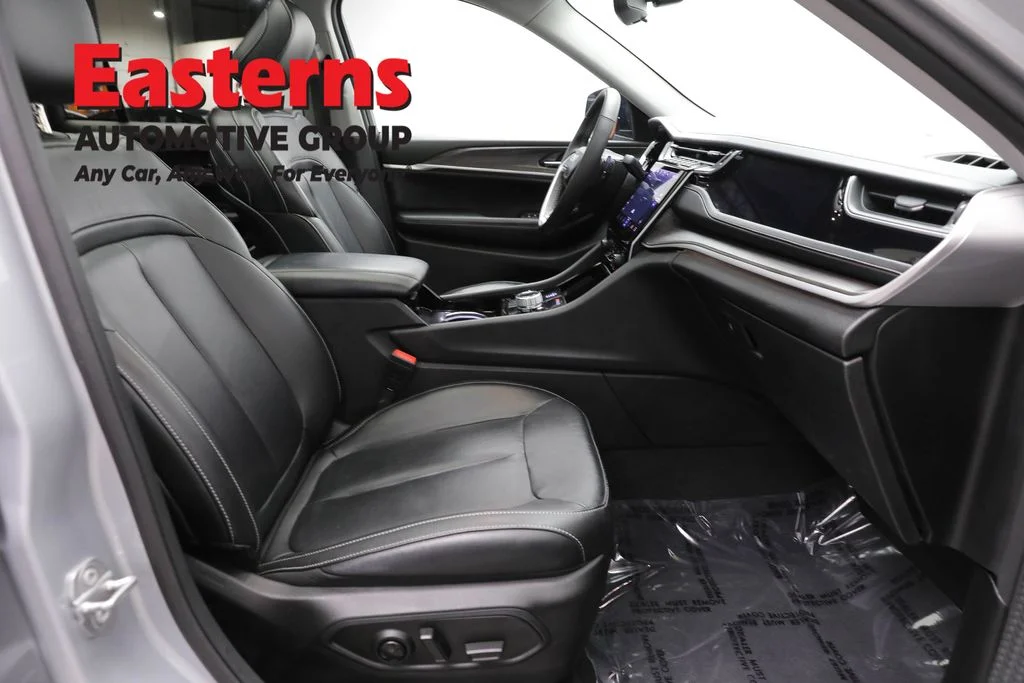 Used 2022 Silver Jeep 4xe image 25