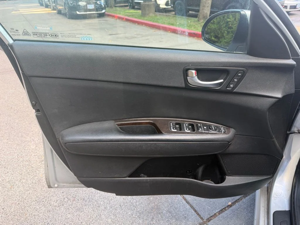 Used 2018 Sparkling Silver Kia EX image 12