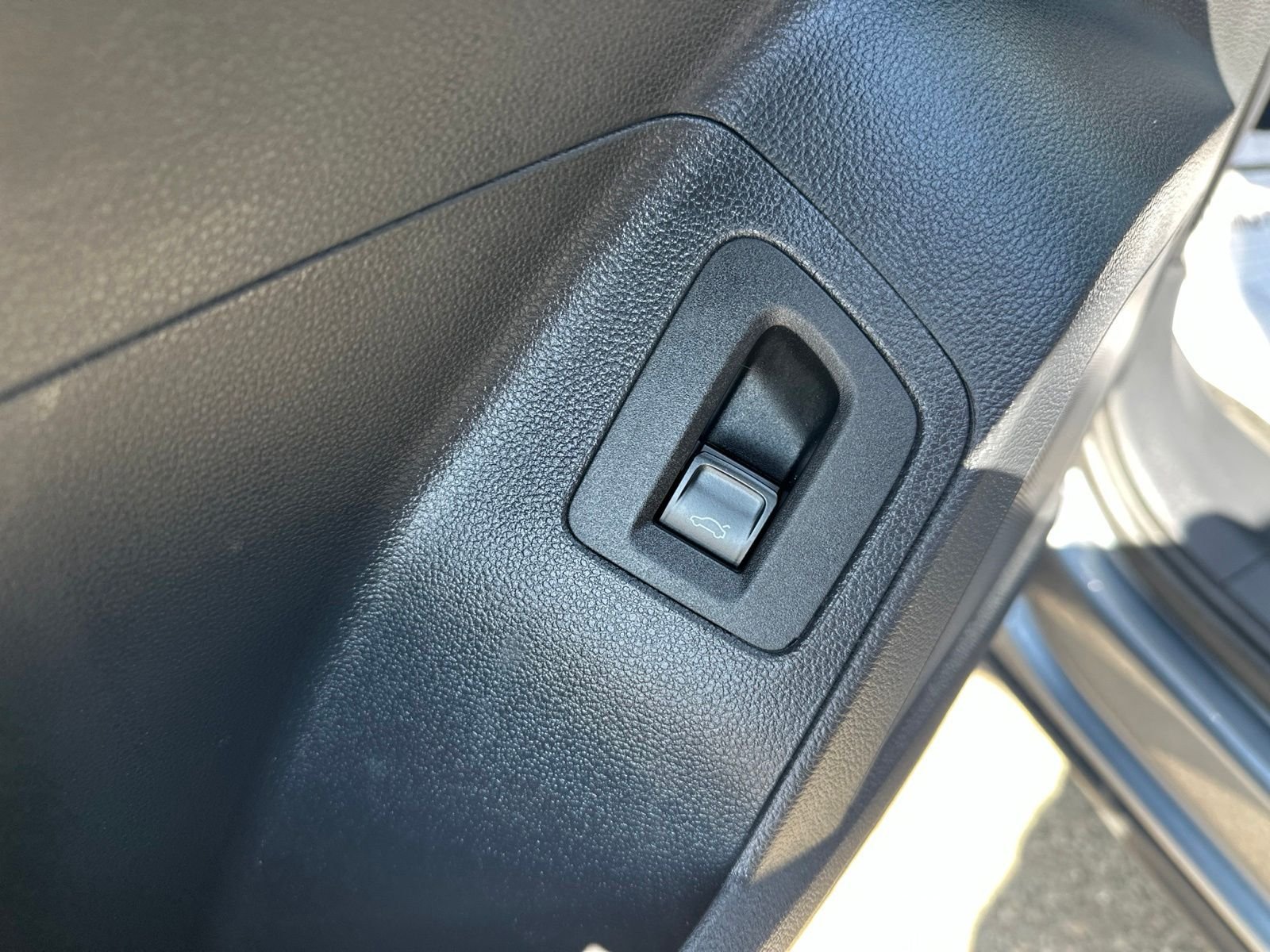Used 2019 Gray Volkswagen SEL Premium image 23