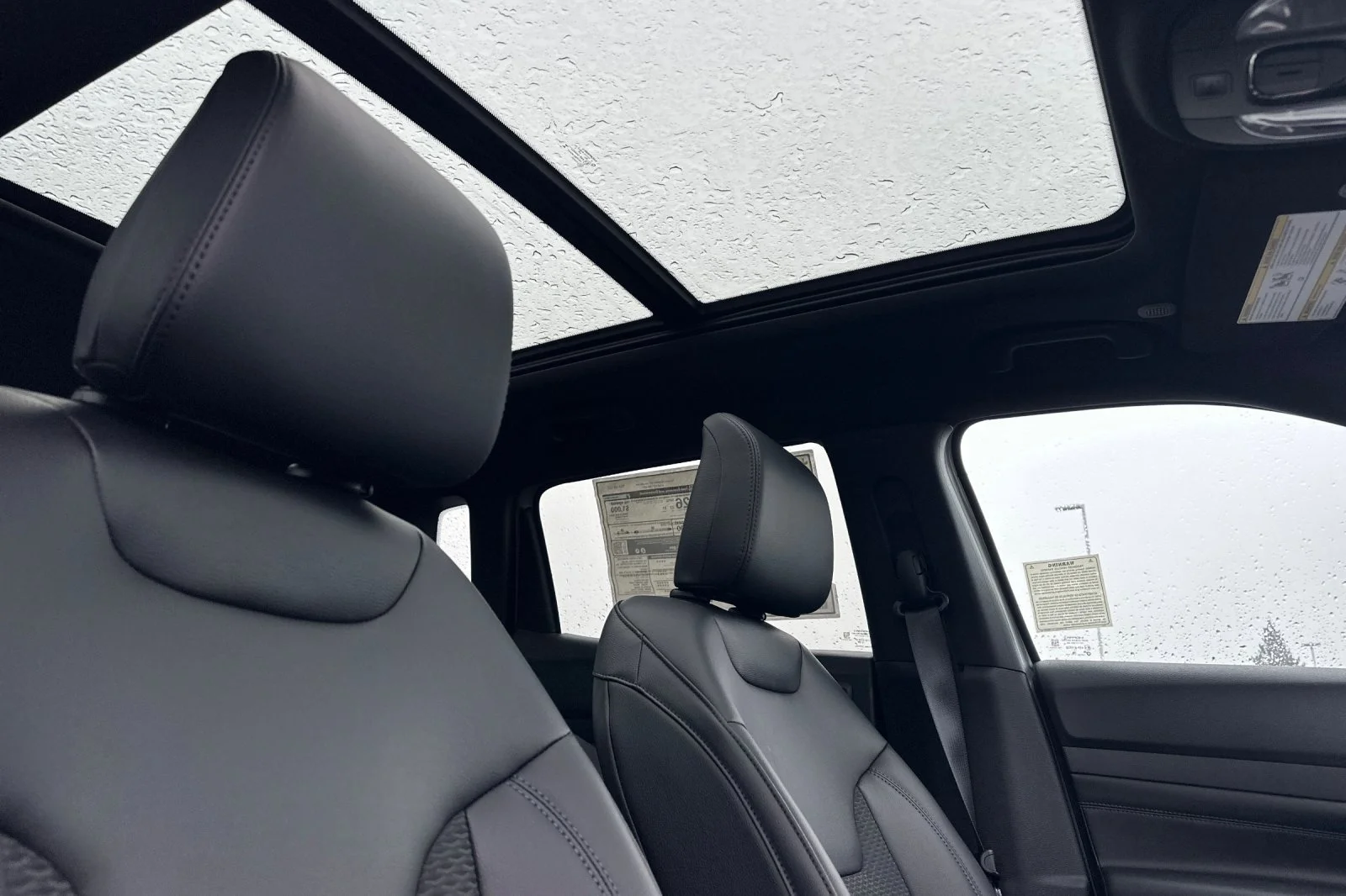 New 2026 Silver Zynith Metallic Clear-Coat Exterior Paint Jeep Latitude Altitude image 17