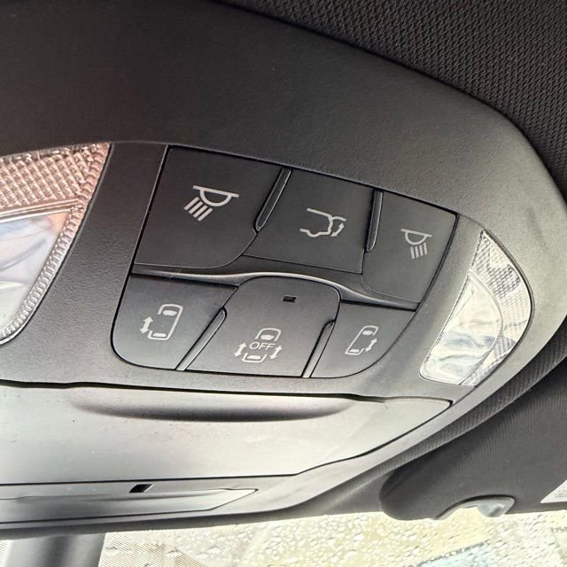 Used 2025  Chrysler Select image 37