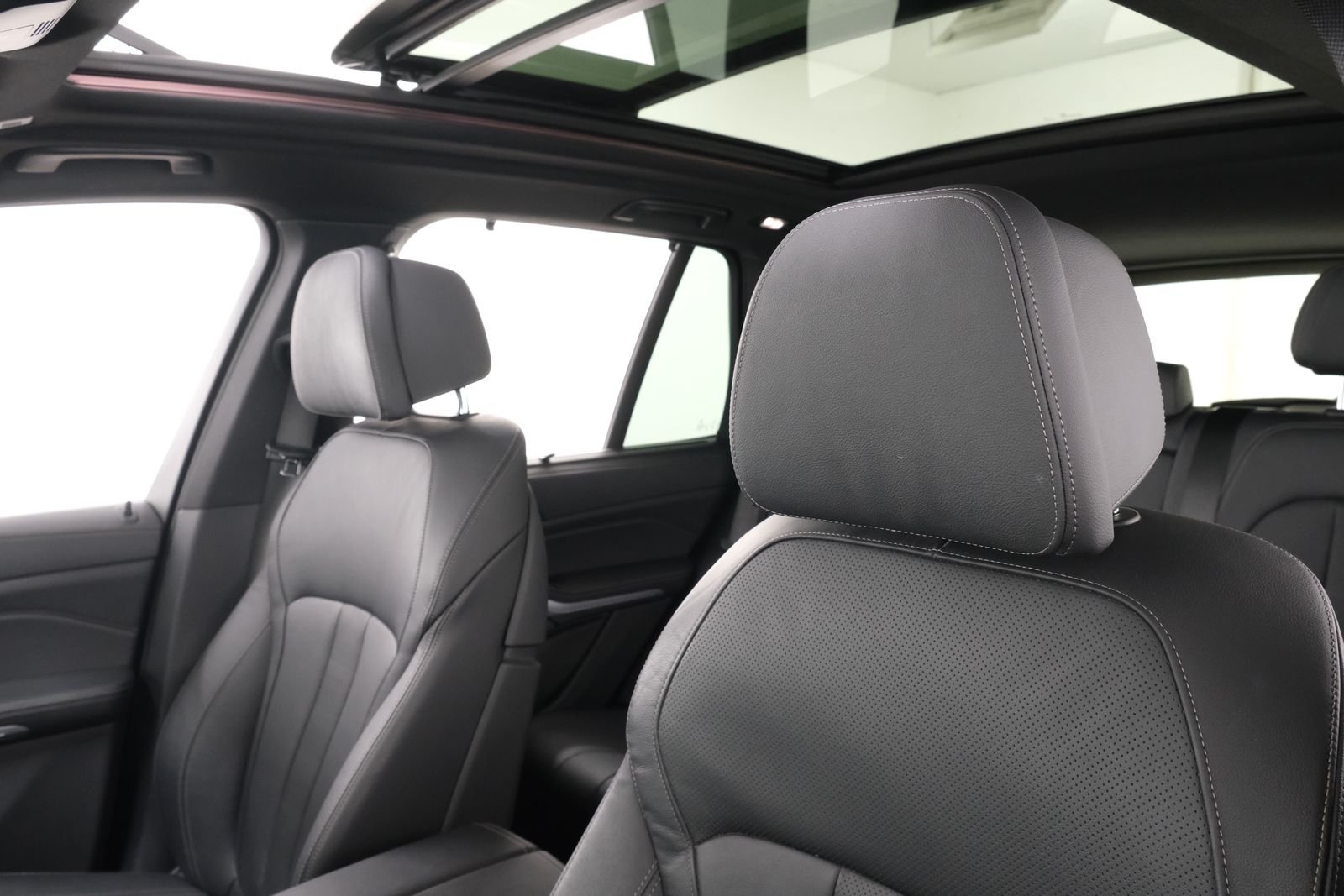 Used 2020 Tanzanite Blue II Metallic BMW xDrive40i image 29