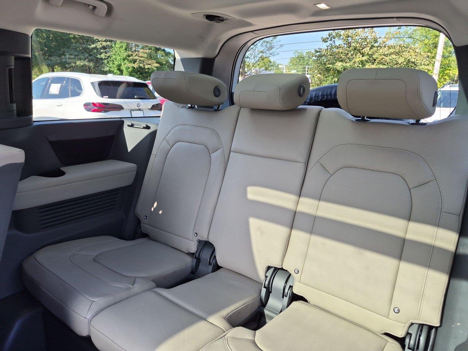 Used 2024 Fuji White Land Rover S image 33