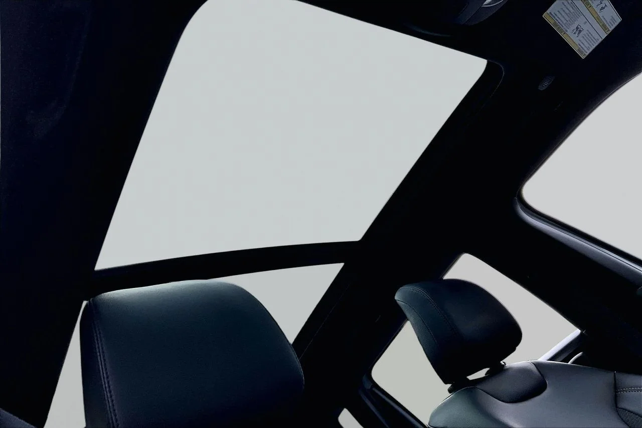 New 2026 Silver Zynith Metallic Clearcoat Jeep Latitude image 13