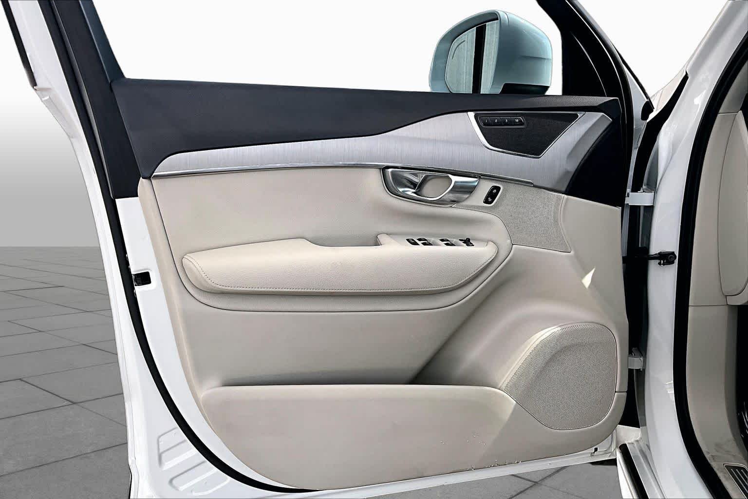 Used 2021 Crystal White Metallic Volvo Momentum image 22