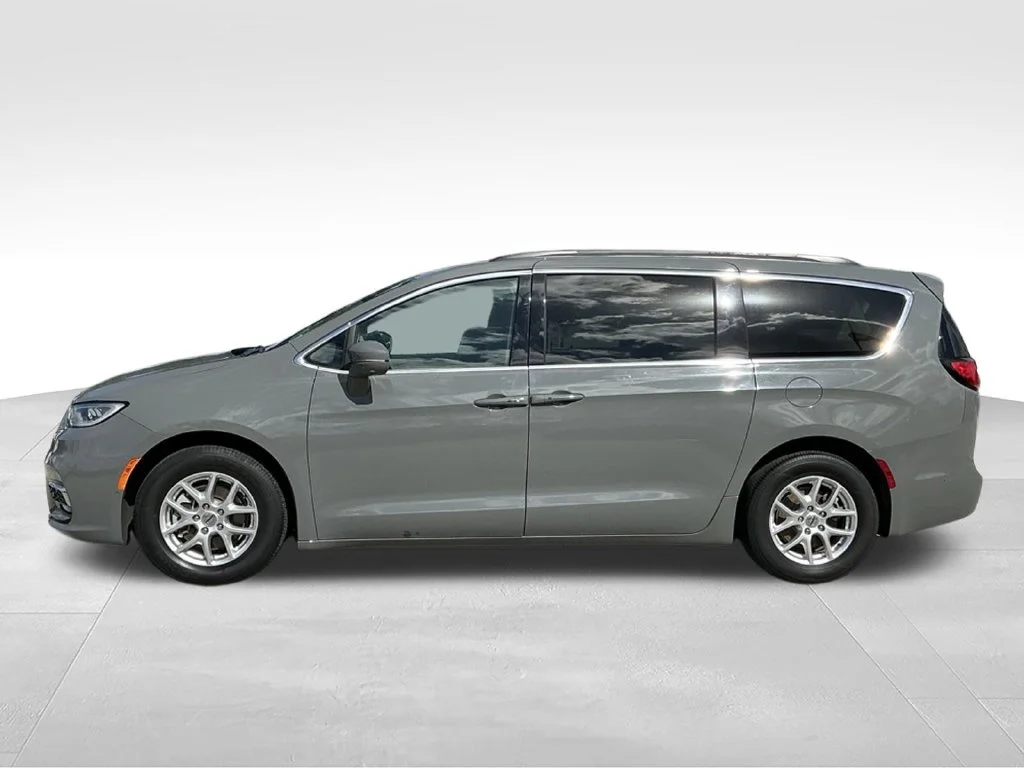 Used 2022 White Chrysler Touring L image 2