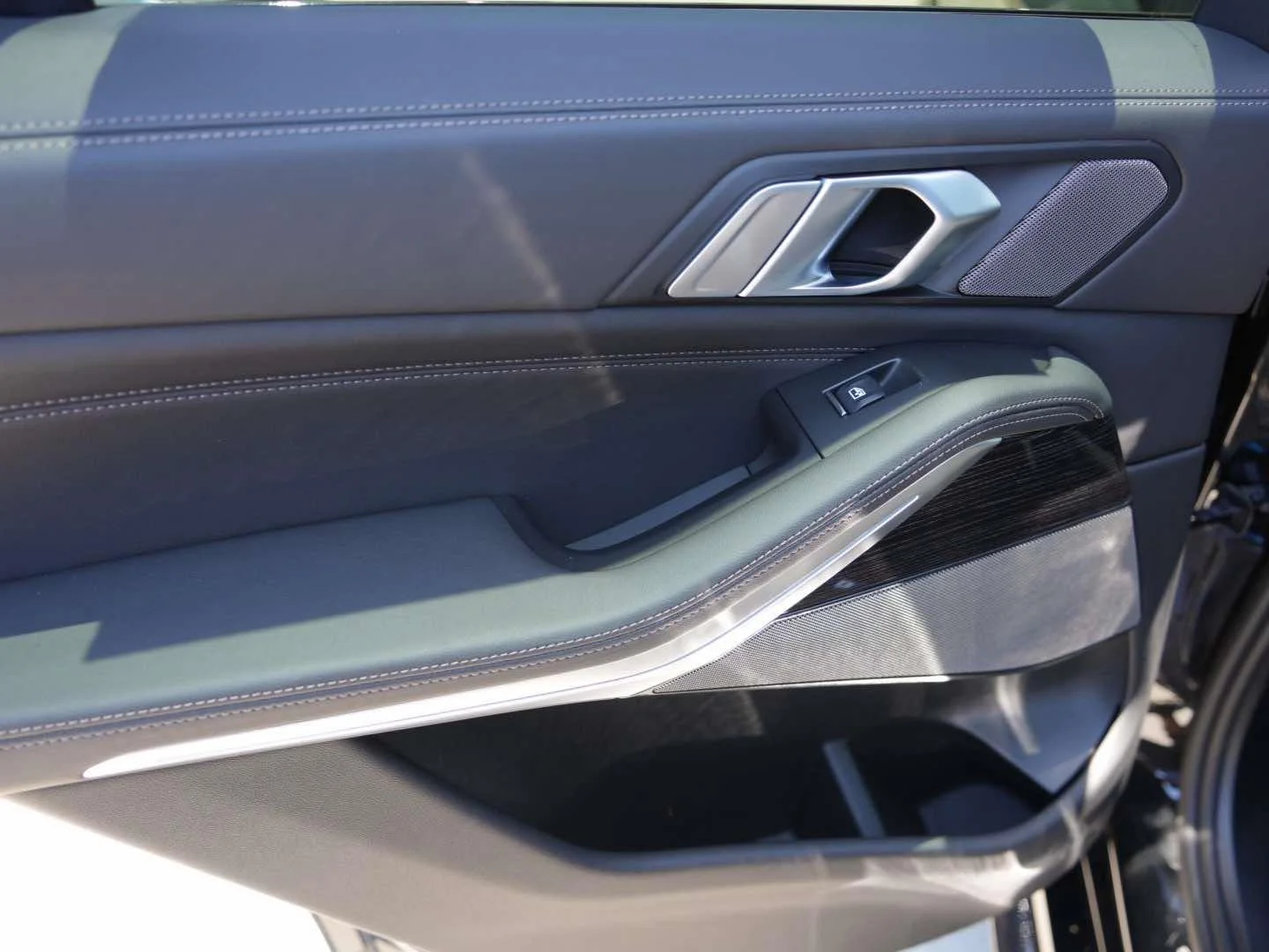 New 2026 Black Sapphire Metallic BMW xDrive40i image 9