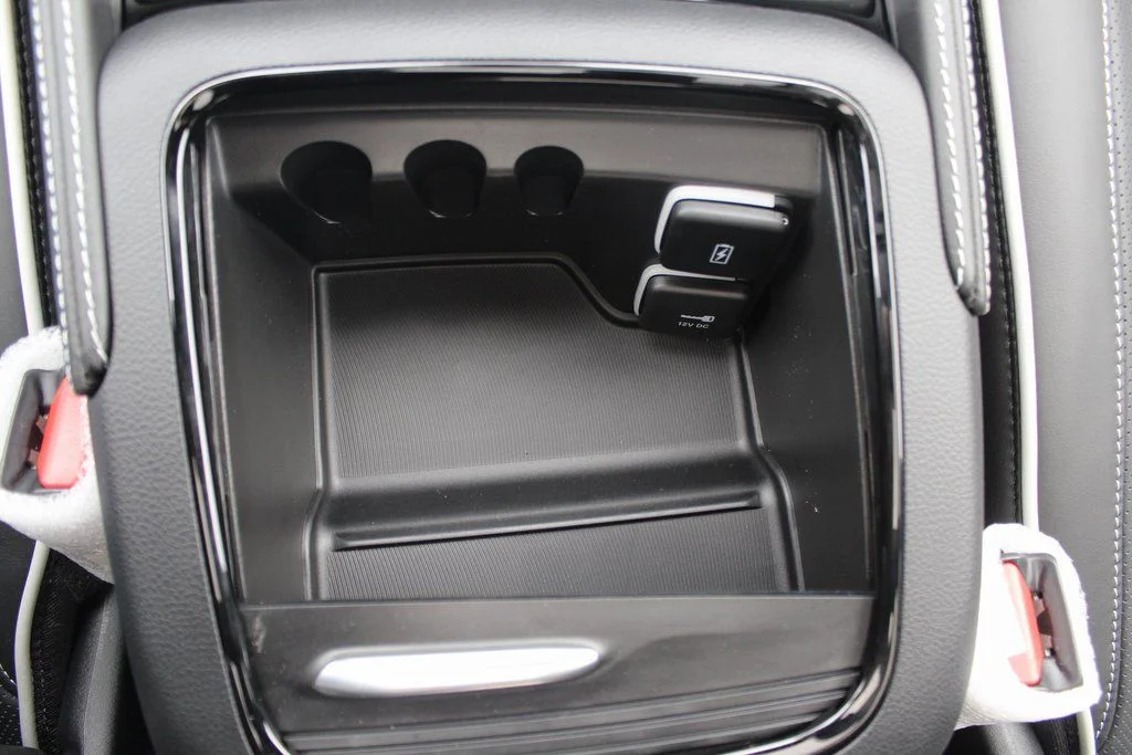 New 2026 Diamond Black Crystal Pearl-Coat Exterior Paint Chrysler Limited image 15