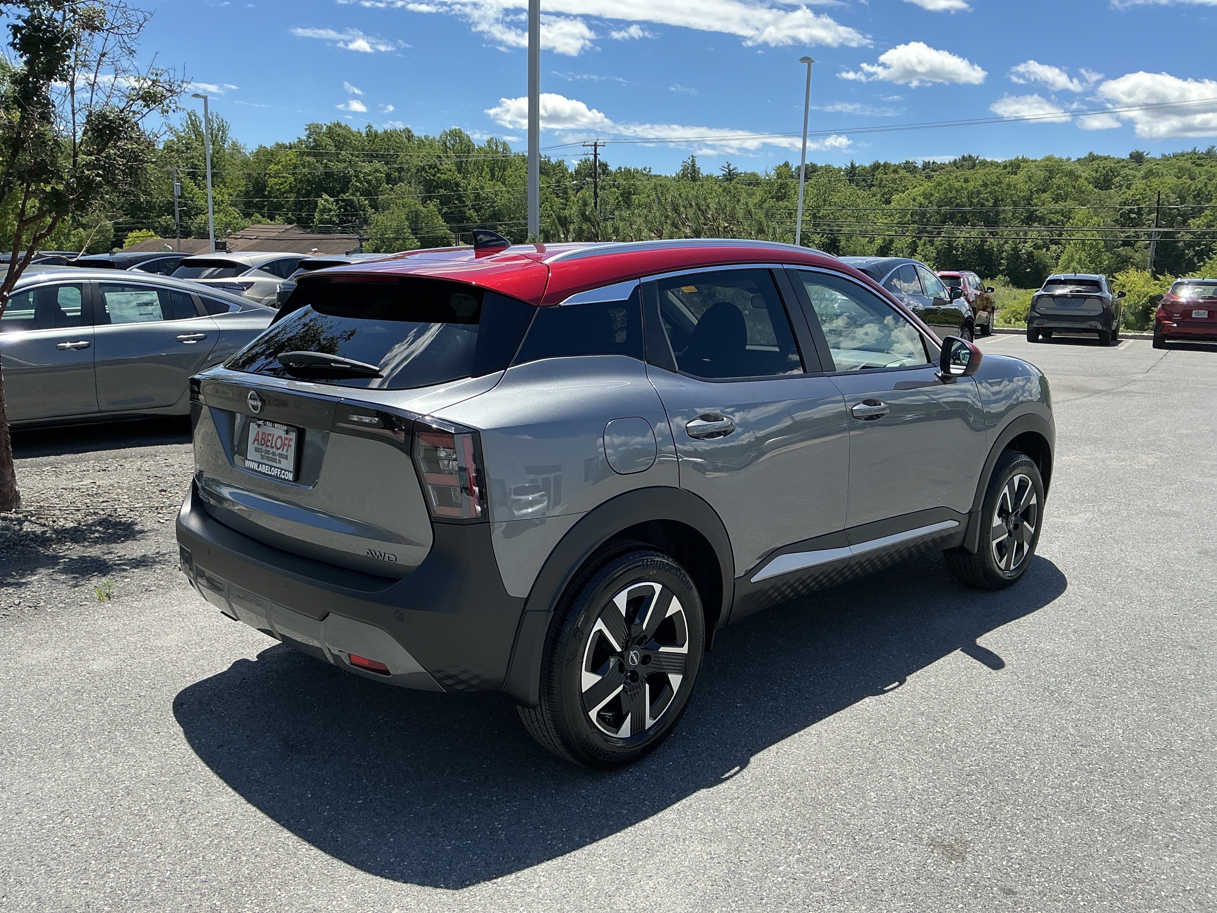 New 2026 Gun Metallic / Scarlet Ember Tintcoat Two-tone Nissan SV image 3