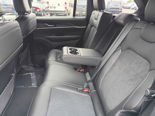 New 2026 Silver Zynith Exterior Paint Jeep Laredo Altitude image 20